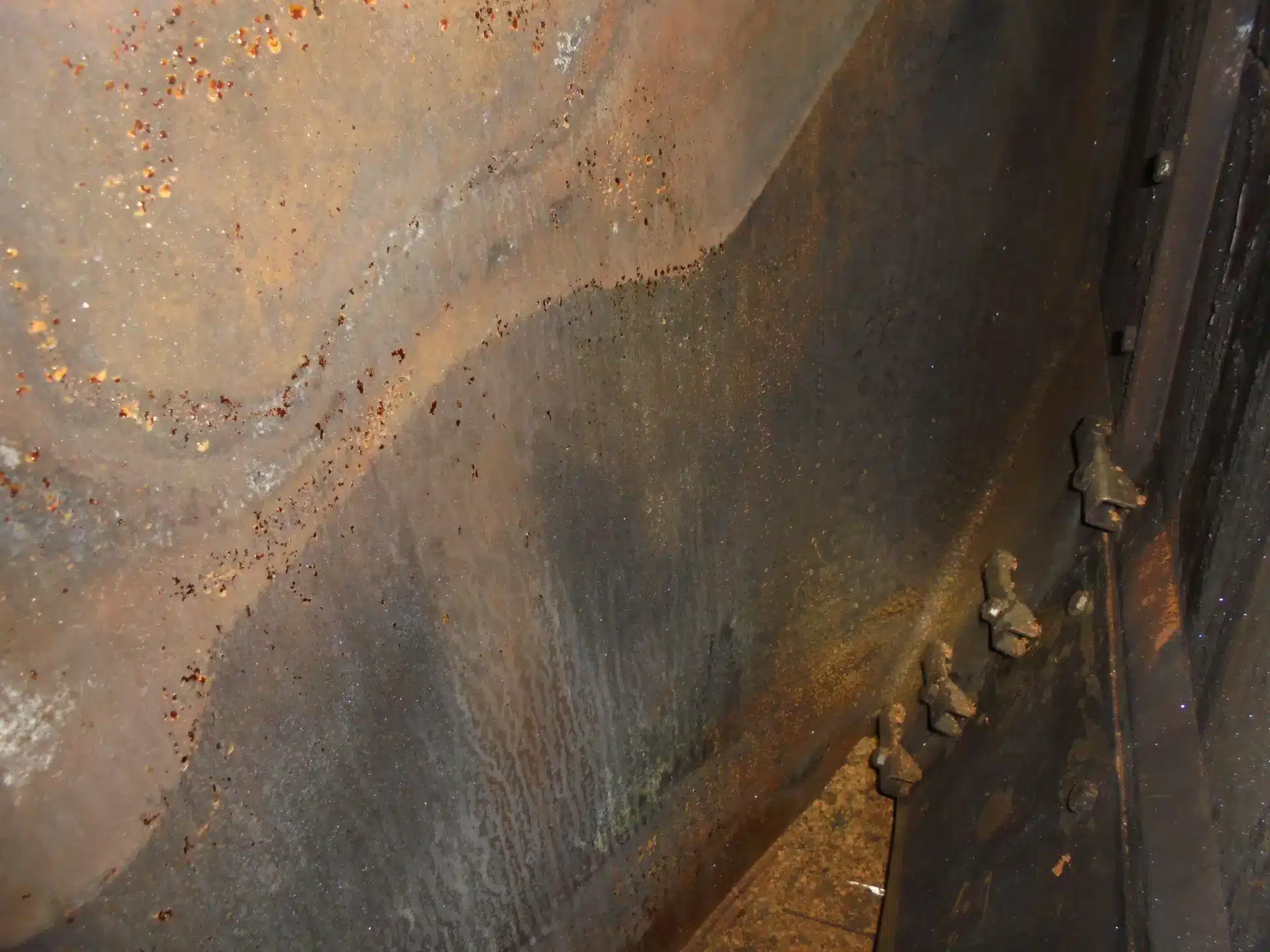 Caustic-wash-settler-suffers-pitting-corrosion-and-weld-cracking-in-corrosive-caustic-environment